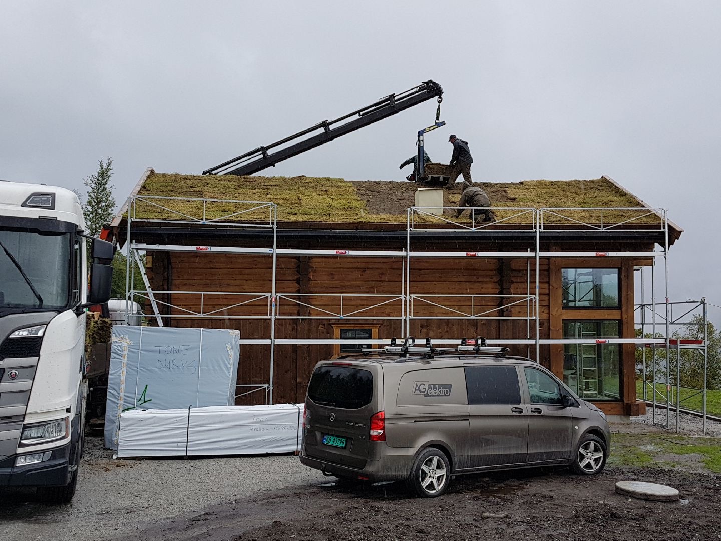  Torvet på taket er legget i to lag. Det første laget legges med torva ned. Det andre laget legges med torva opp. 